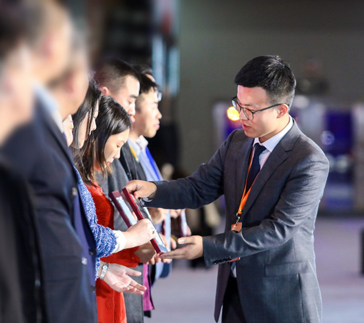 喜讯丨伊派设计荣获2019年度中国房地产供应商【软装饰品】十强​！